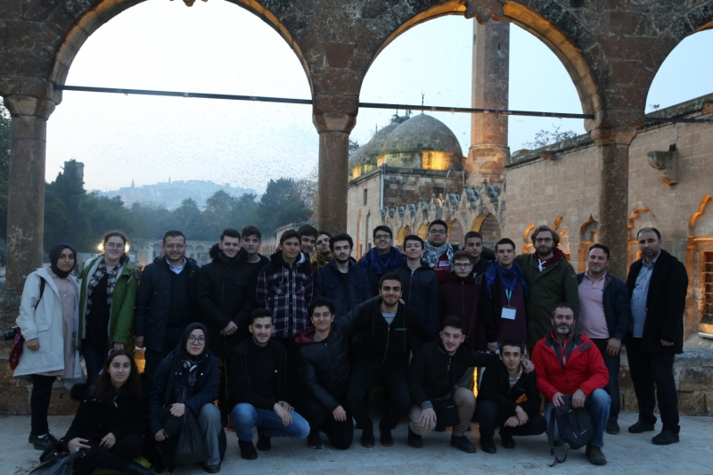 Hasene liselilerle Urfa’da mağdurlarla el ele